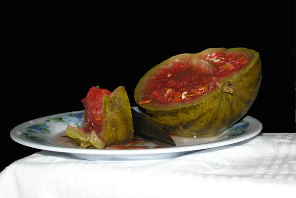 sandía salada en un barril