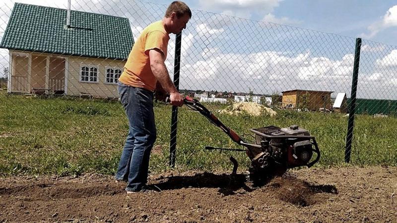 utilisation d'un tracteur à conducteur marchant