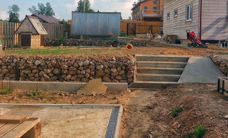 cómo nivelar una parcela en el campo con pendiente