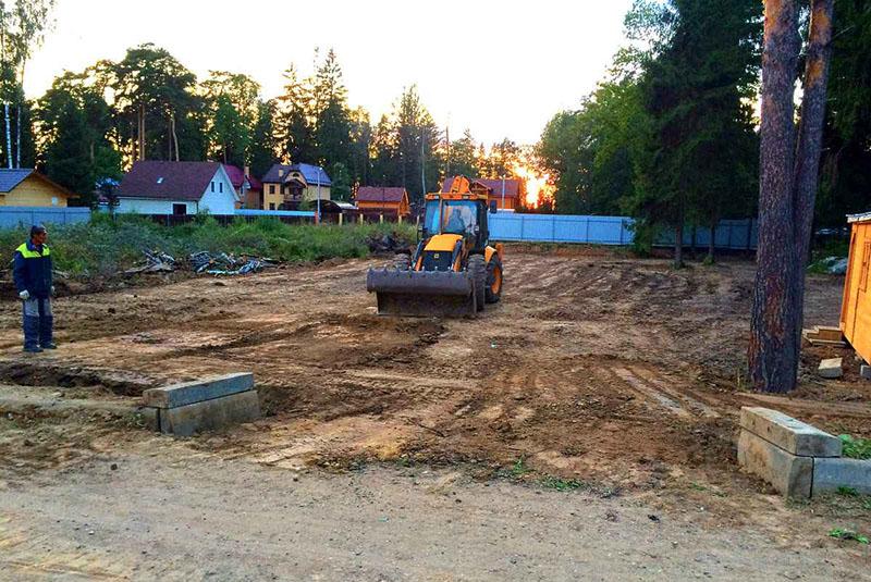 comment niveler un terrain dans une maison de campagne pour la construction