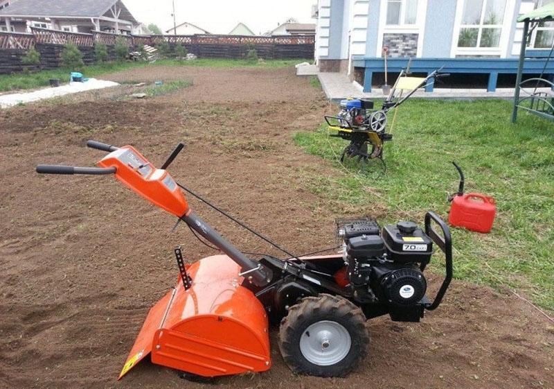 cómo nivelar una parcela en el campo con un tractor a pie