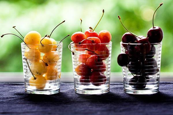 cerises de différentes variétés
