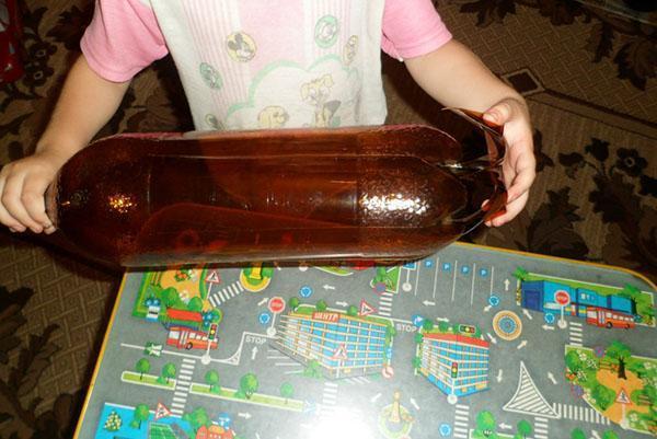 Preparando botellas para crear el tronco de una palmera