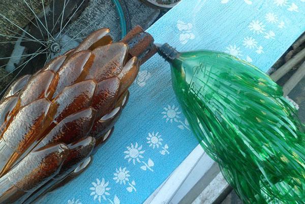 Fijación de hojas de palmera al tronco