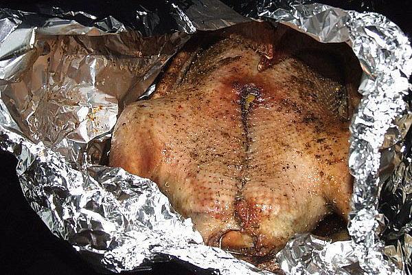 ganso al horno en papel de aluminio