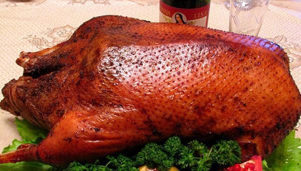 carcasa de ganso fragante del horno