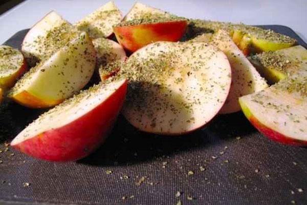 cortar manzanas y espolvorear con hierbas