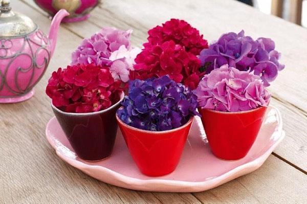 flores de hortensia en la mesa