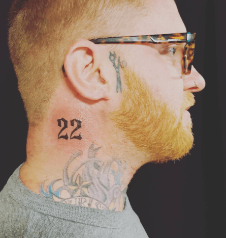 Foto: Brandon Jay Andrus/InstagramDie auf Brandon Andrus’ Hals tätowierte „22“, die fälschlicherweise für einen Gang-Stempel gehalten wurde, hat eine andere – und völlig ehrenhafte – Bedeutung. Der Veteran, der zwei Touren im Irak gemacht hat, ließ sich das Tattoo vor etwa einem Jahr tätowieren, sowohl als Erinnerung als auch um auf die durchschnittliche Anzahl von Veteranen aufmerksam zu machen, die Berichten zufolge jeden Tag aufgrund von PTSD Selbstmord begehen (22). „Ich wollte etwas bekommen, das das Bewusstsein schärfen würde und die Leute fragten mich, wofür die 22 an deinem Hals? Ist das Ihre Basketballnummer oder Ihre Baseballnummer?’“, sagte Andrus zu Arizonas 12 News.