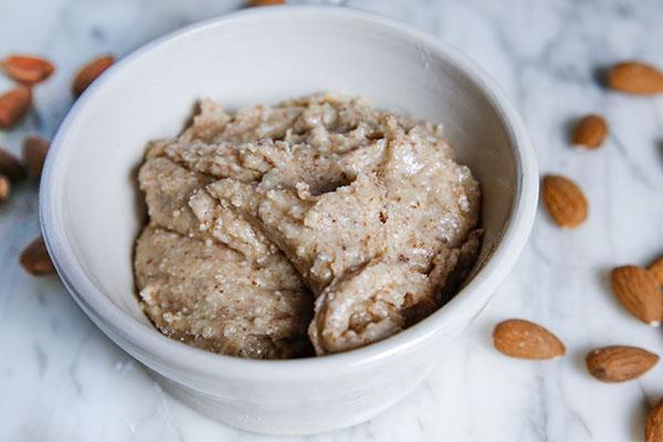 pétrir la pâte molle aux amandes