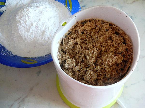 mélanger les miettes d'amandes avec de la poudre