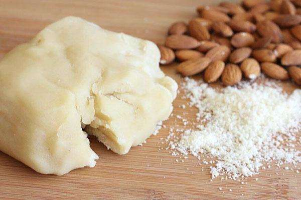 pétrir la pâte à la farine d'amande