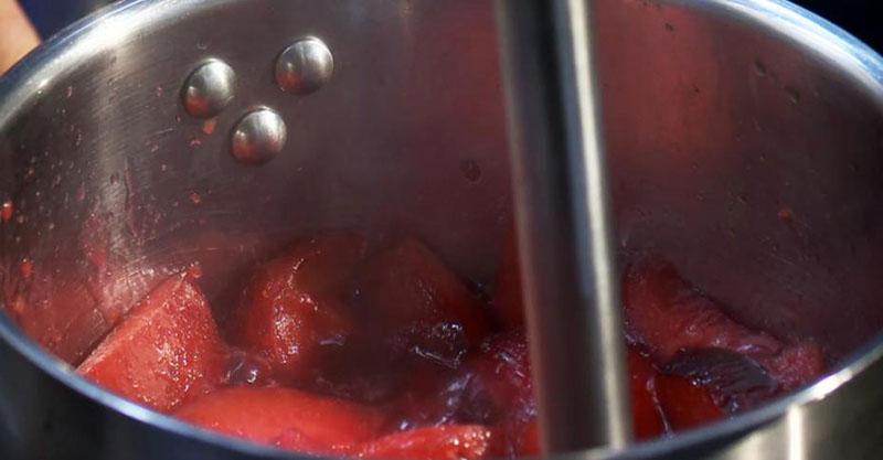 hacher les prunes séchées à la vapeur