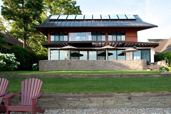 panneaux solaires sur le toit de la maison