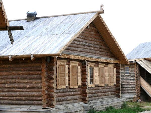 toit en bois à pignon