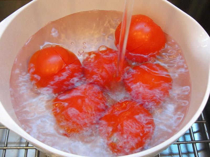 vierta agua hirviendo sobre los tomates