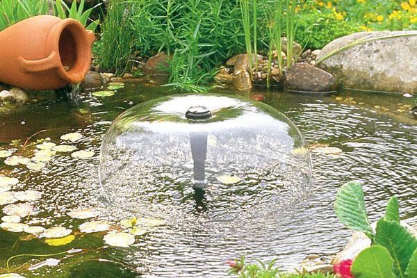 pequeña fuente en el jardín