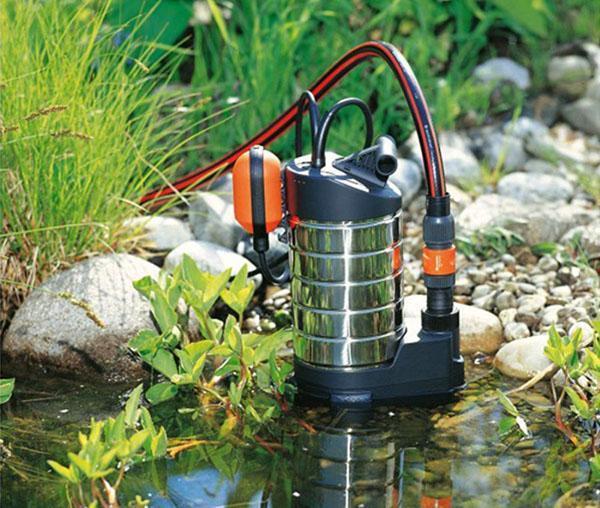 pompe à eau sale
