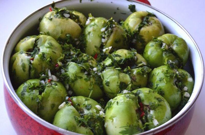 Vierta los tomates rellenos con salmuera