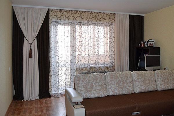 elegantes cortinas asimétricas para la sala de estar