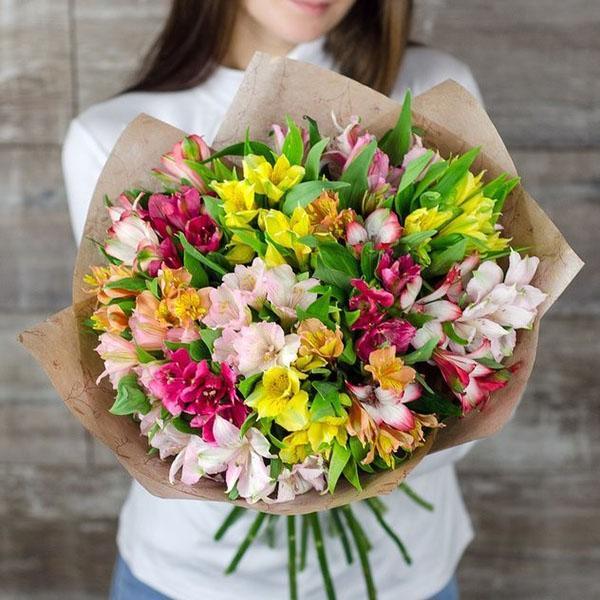 un bouquet de différentes variétés d'alstroemeria