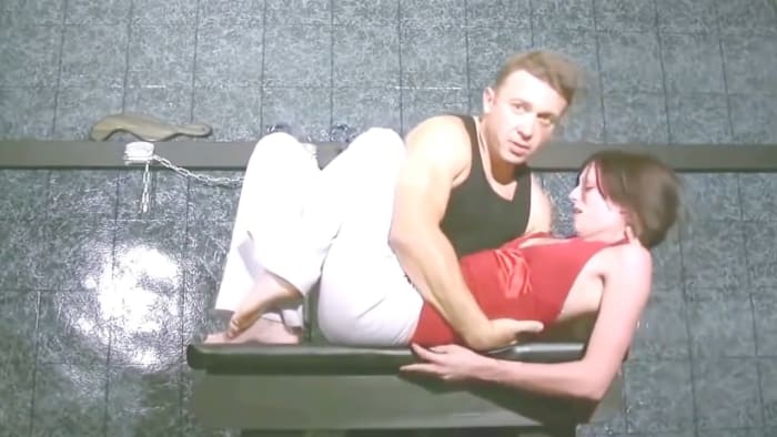 Foto via youtubeDas zweite Paar ist ein anonymes Paar, das sich zwar zu kennen scheint, aber ich glaube nicht, dass sie so romantisch verbunden sind wie Melanie und Scott. Allerdings erscheint dort die Erfahrung ebenso intensiv.