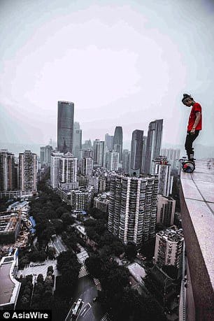 Foto via Asiawire Bevor Wu seine Karriere als Dachdecker machte, arbeitete er als schlecht bezahlter Hintergrundschauspieler und erkannte, dass er mit dem Posten von Videos, in denen er gefährliche Strukturen erklimmt, viel Geld verdienen konnte als mit Schauspielern und zur Familie beitragen und ihren Lebensstandard verbessern konnte.