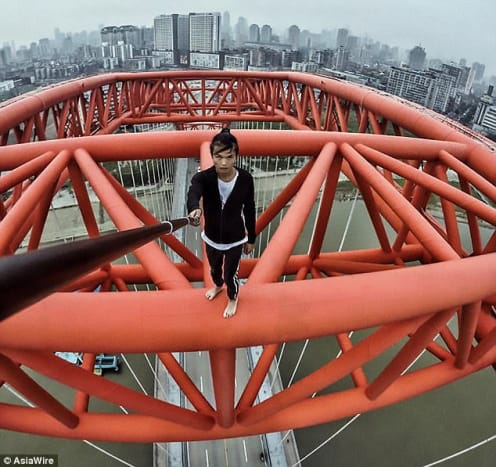 Foto via AsiawireIn den letzten 10 Monaten hat Wu Wolkenkratzer in ganz China erklommen und Stunts auf ihnen durchgeführt, darunter einen einarmigen Handstand auf dem 70-stöckigen Sun Moon Light Plaza in Chongqing.