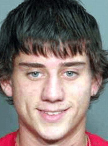 Foto via news.comRichard im Alter von 18 Jahren, lächelnd und das Leben nicht zu ernst nehmend, obwohl das Leben ihn sehr ernst nahm!