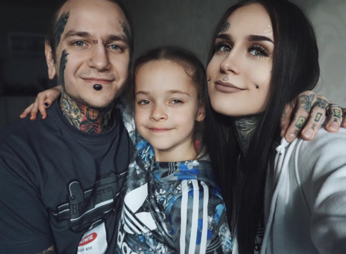 Gabriella und Monami mit ihrem Mann, dem Tätowierer Anrijs Straume.