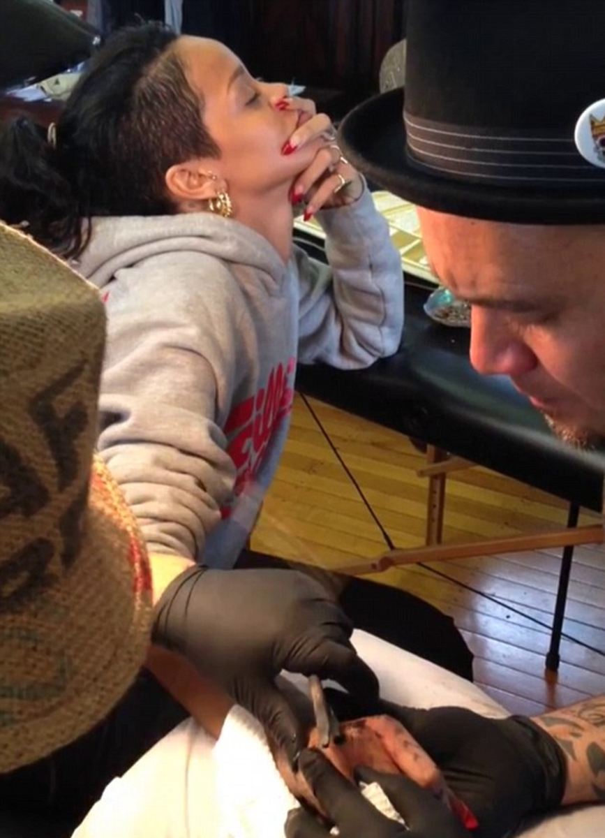 Rihanna ließ sich mit Hammer und Meißel ein traditionelles Maori-Tattoo in ihre Haut einfärben (Bild: Tiki Taane/YouTube)