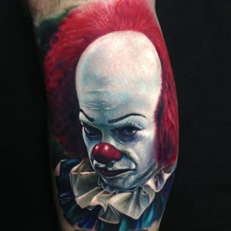 Tattoo von Paul Acker.Für diejenigen unter Ihnen, die nicht in die 80er und 90er Jahre zurückgehen, dreht es sich um einen Dämon, der sich in seine Beute verwandelt. schlimmsten Befürchtungen, und da viele Leute keine Angst vor Clowns haben – höchstwahrscheinlich deswegen – nimmt der Dämon oft die Form des ikonischen bösen Clowns an, der als Pennywise the Dancing Clown bekannt ist. Pennywise hat bei den Leuten einen solchen Eindruck hinterlassen, dass im Laufe der Jahre überall Tattoos von Pennywise aufgetaucht sind.