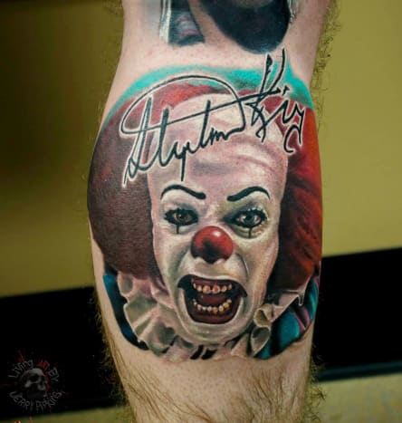 Tattoo von Jerry Pipkins. Die meisten Tattoos greifen die zweiteilige It-Miniserienversion von Pennywise aus dem Jahr 1990 auf, die von Tim Curry porträtiert wurde. Kürzlich wurde bekannt, dass Curry tatsächlich an einem Dokumentarfilm darüber teilnehmen wird, der von Dead Mouse Productions produziert wird.