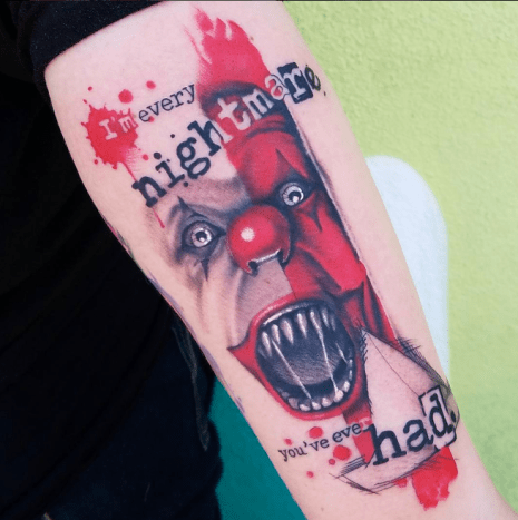 Tattoo von Michael Ballek. In der kommenden Verfilmung von It werden jedoch Bill Skarsgård, bekannt für seine Rolle in Allegiant, als Pennywise sowie Jaeden Lieberher und Stranger Things-Star Finn Wolfhard spielen, der Teil einer Gruppe sein wird von Kindern, die sich zusammenschließen, um den bösen Dämon zu bekämpfen. Klicken