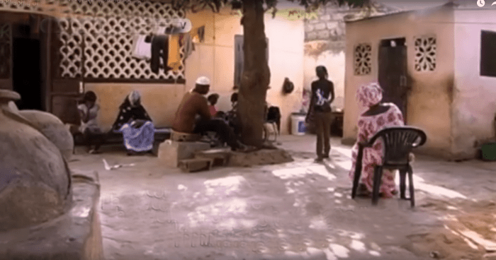 Foto via youtube In Westafrika werden die Zahnfleisch-Tattoos nicht im Laden gemacht, sondern im Hinterhof der Tätowiererin, mit Familienmitgliedern der „Kundin“ um sie herum.