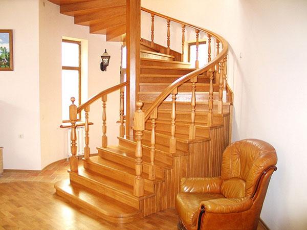 escalier en colimaçon en bois