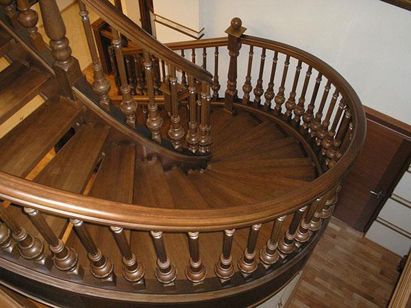 escalier en colimaçon en chêne naturel