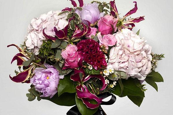 pivoines et hortensias dans un bouquet