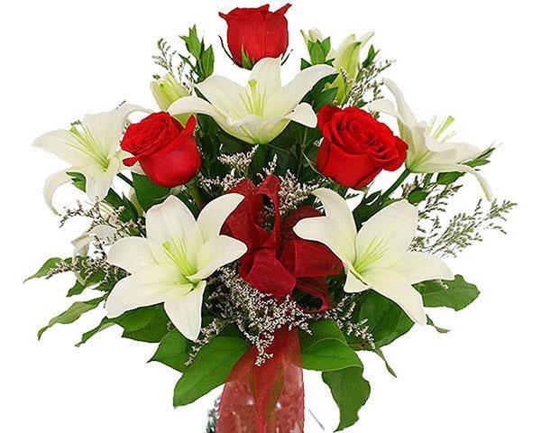 lys blancs et roses rouges