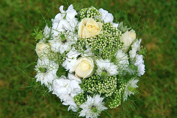 combinaison de roses blanches dans un bouquet