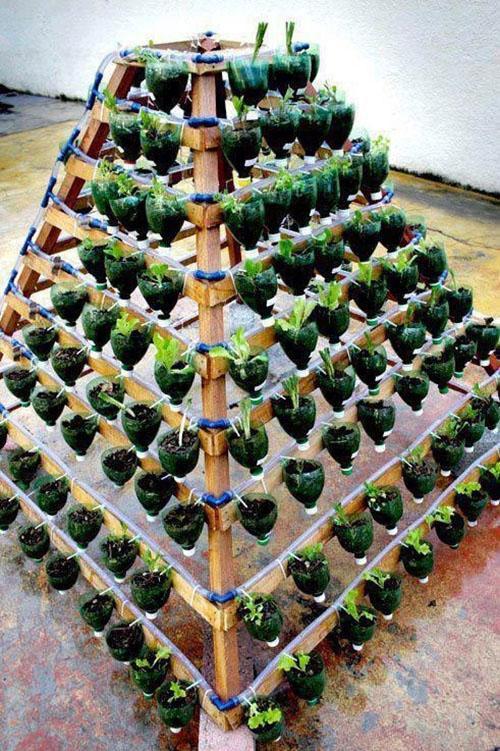 pirámide de botellas de plástico