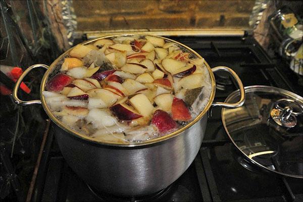 compote dans une casserole