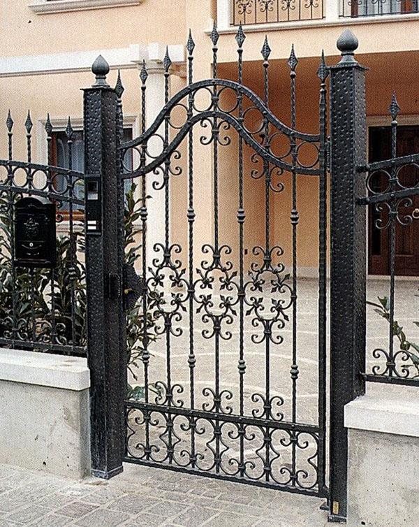 portail et clôture en fer forgé