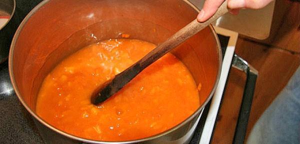 faire cuire une purée d'abricots avec du sucre