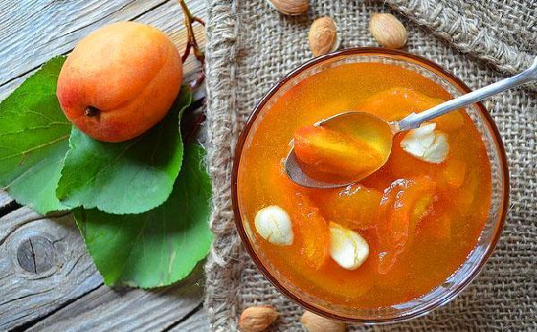 confiture d'abricots aux amandes