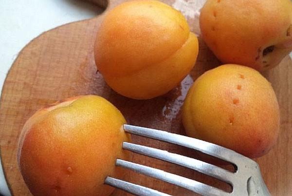 piquer et blanchir des abricots purs