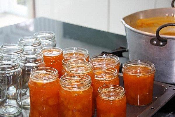 mettre la confiture toute prête dans des bocaux