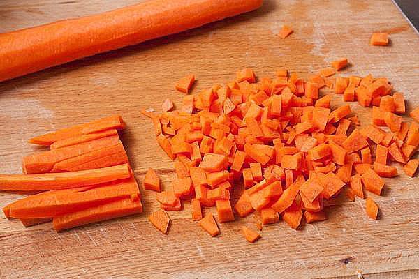 hacher finement les carottes