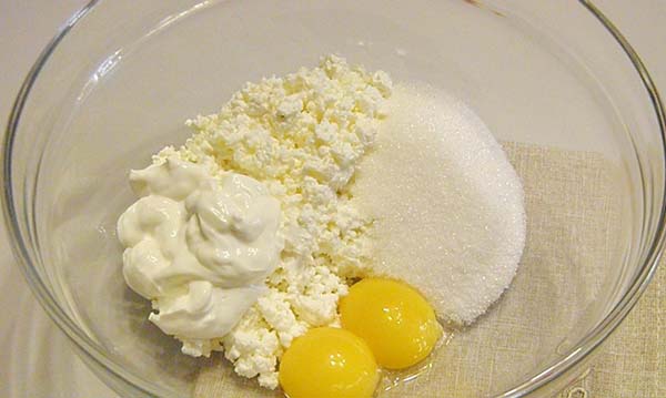 mélanger les œufs avec le sucre et le fromage cottage