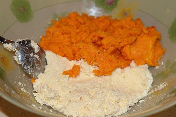 mélanger le fromage cottage avec des carottes